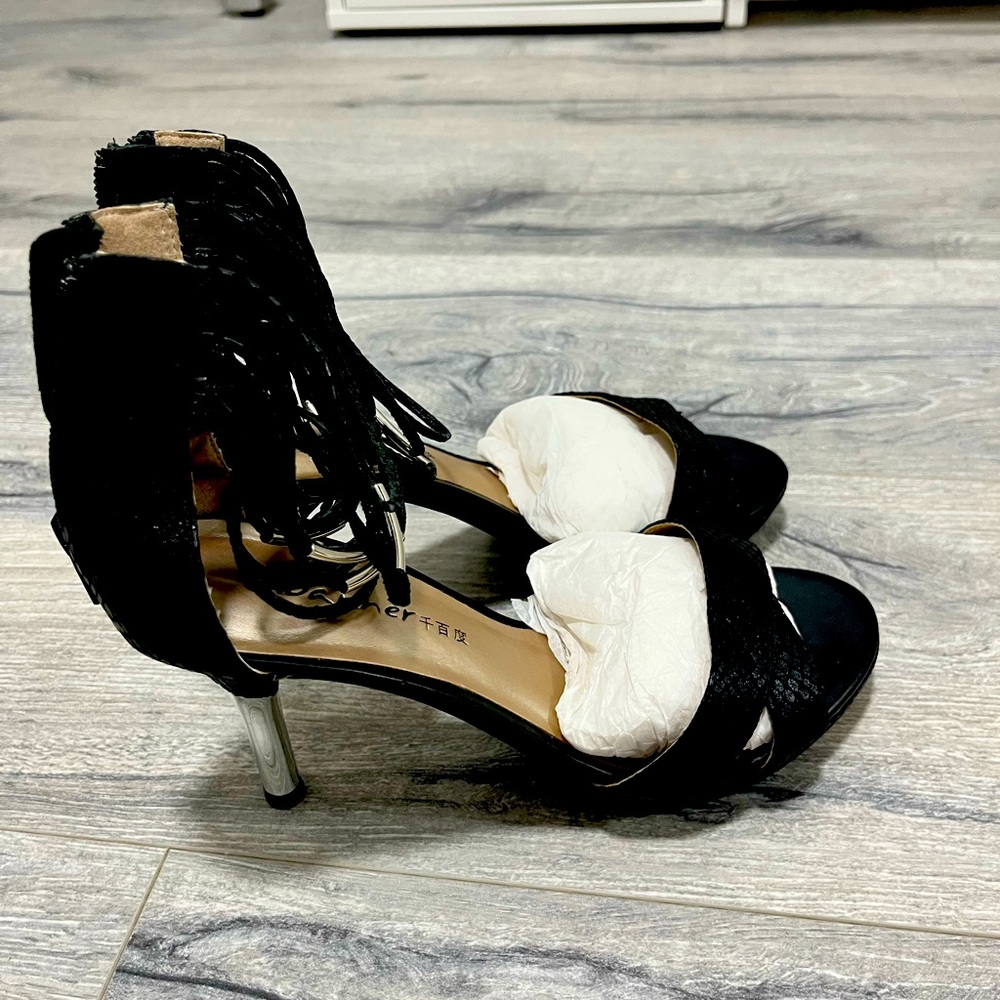 Leather high heels with chains on the ankle